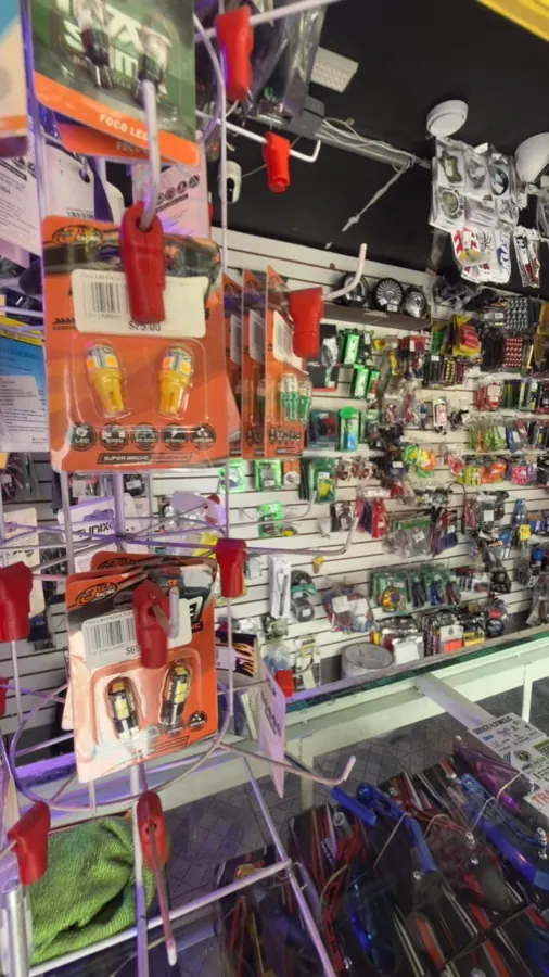 Exhibidor de refacciones y accesorios en Moto Raptor Las Américas