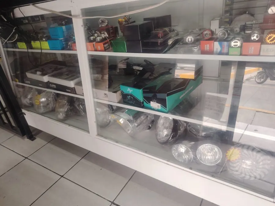 Vitrina de faros y focos LED en Moto Raptor Tintero