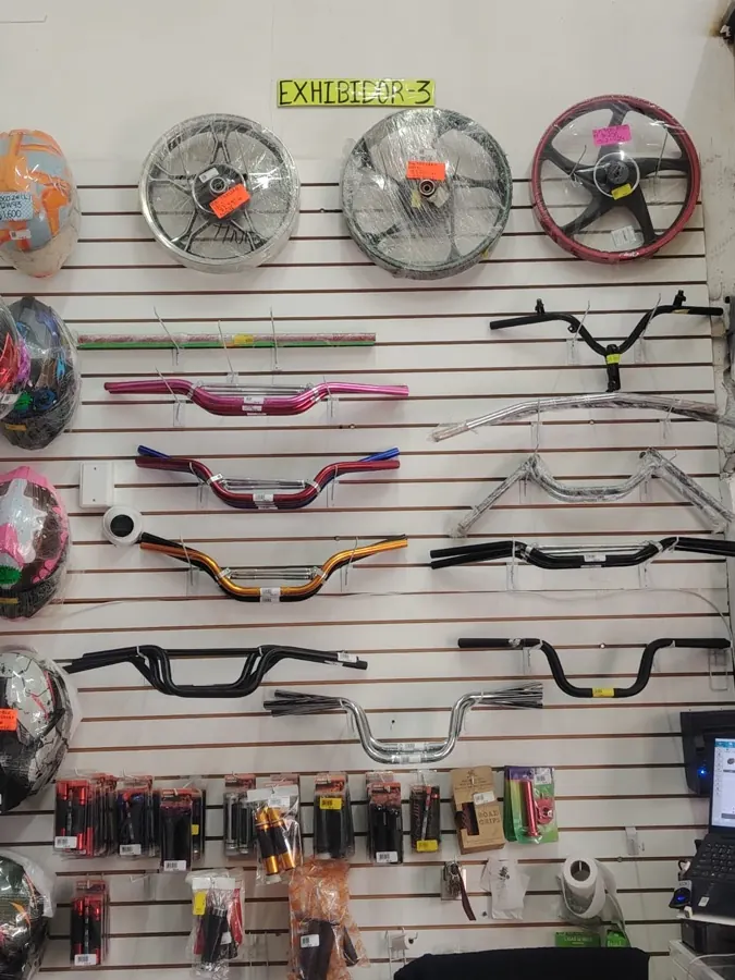 Manubrios, rines, puños y cascos en Moto Raptor Tintero