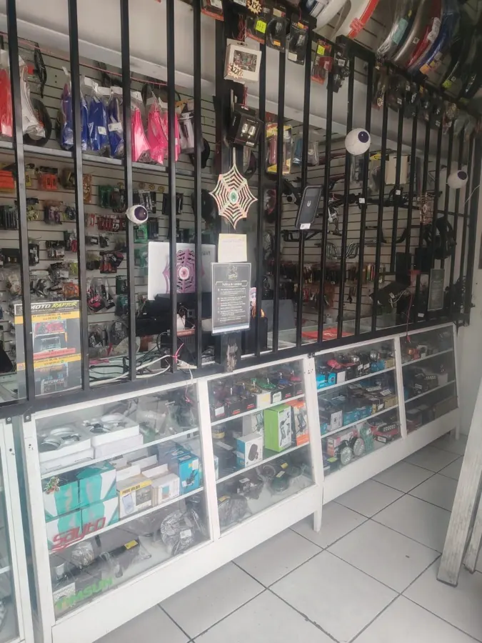 Vitrina de espejos, tableros y faros en Moto Raptor Tintero